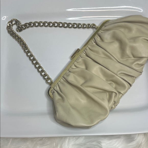 Chic Beige Chain Clutch - Picture 1 of 12